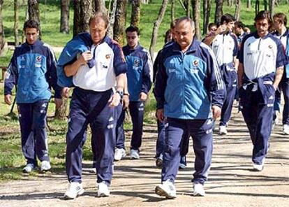 Raúl, Delgado Meco e Iñaki Sáez, durante el paseo matutino de la selección.