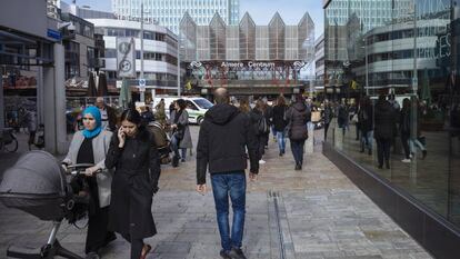 Rua principal de Almere, dias antes das eleições na Holanda.