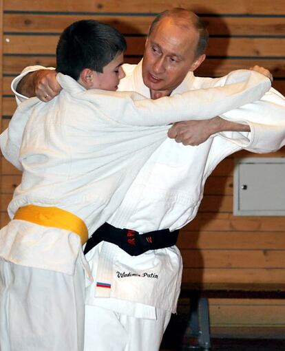 En diciembre de 2005 participa en una clase de judo en una escuela de San Petersburgo.