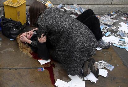 Mulher socorre uma das vítimas do atropelo em massa na ponte de Westminster em Londres, em 22 de março de 2017. Fotografia indicada nas categorias 'Photo of the Year' e 'Temas de atualidade' do fotógrafo Toby Melvill para a agência Reuters.