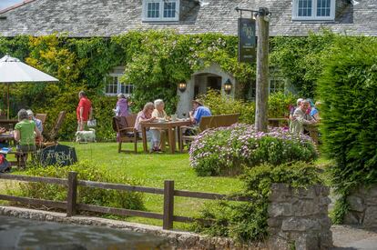 La terraza en el jardín de The Stackpole Inn, ubicado en el interior del parque nacional de la costa de Pembrokeshire.