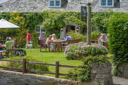 La terraza en el jardín de The Stackpole Inn, ubicado en el interior del parque nacional de la costa de Pembrokeshire.