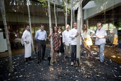 De izquierda a derecha, Jordi Roca, Josep Roca, Pepa Bueno, Clara Usón, Manuel Gutiérrez Aragón, Jordi Roca, Martina Klein y Javier Mariscal.