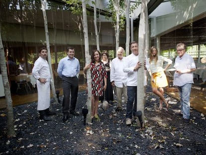 De izquierda a derecha, Jordi Roca, Josep Roca, Pepa Bueno, Clara Usón, Manuel Gutiérrez Aragón, Jordi Roca, Martina Klein y Javier Mariscal.