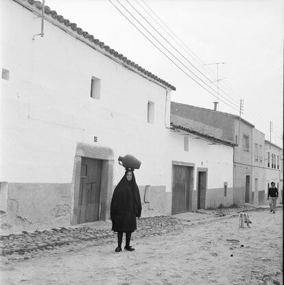 De las casi 12.000 imágenes que se conservan de Flores, en solo unas 500 hay personas, como esta mujer fotografiada en Arroyo de la Luz (Cáceres), en 1974. El Museo Etnográfico de Castilla y León prepara un libro con las instantáneas en las que hay personas.