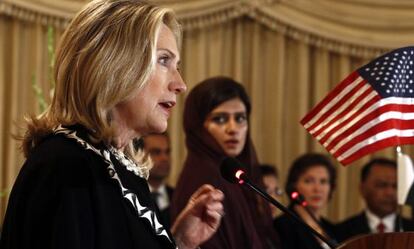 Hillary Clinton, con su homóloga paquistaní, en Islamabad