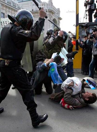 Varios policías golpean a los manifestantes el domingo en San Petersburgo.