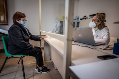 Dispensador de gel desinfectante, mamparas, circuito de salida y de entrada, ventilación… No falta de nada en los consultorios de los pueblos que visita Ana. “Muchas veces, los alcaldes incluso iban un paso por delante de lo que yo necesitaba”, cuenta la sanitaria. Ana comparte estas instalaciones con un enfermero, con el que se alterna los días, para no coincidir y mantener las medidas de seguridad. Aquí, Ana atiende a Gloria, que necesita un justificante para que sus hijos puedan moverse por la provincia para llevarle la compra.