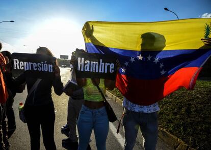 Los estudiantes participan en una protesta contra el presidente venezolano Nicola Maduro, en la carretera principal de Caracas. 