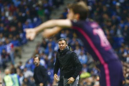 El entrenador del FC Barcelona, Luis Enrique, da instrucciones durante el partido.