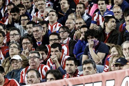 La tensión se apodera de la afición del Atlético de Madrid los últimos minutos del partido.