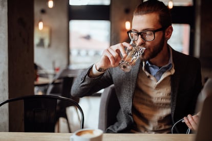 La Agencia Europea de Seguridad Alimentaria recomienda una ingesta de agua total diaria de 2,5 litros para los hombres y de 2 litros para las mujeres.