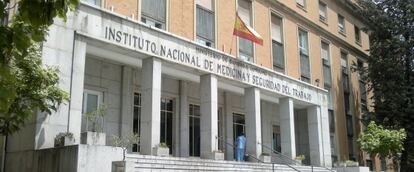 Puerta de acceso al Pabell&oacute;n 8 del Cl&iacute;nico.