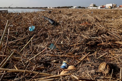 Cañas y resto de enseres en la playa de Pinedo, junto a la desembocadura del río Turia.