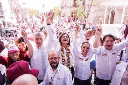 La candidata Nora Ruvalcaba, con un collar de flores, junto a Adán Augusto López, Rocío Nahle y Claudia Sheinbaum, en un mitin.