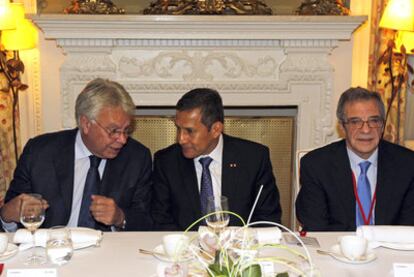 De izquierda a derecha, Felipe González, Ollanta Humala y el presidente de Telefónica, César Alierta.