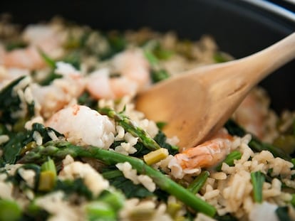 Arroz con espinacas, trigueros y gambas