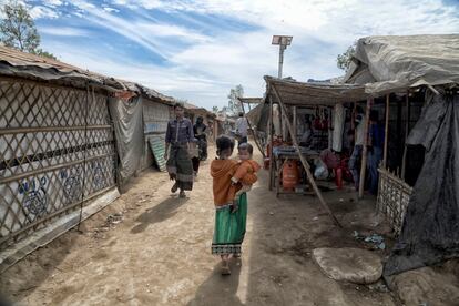 Las cifras hablan por sí solas: en muy poco tiempo, esta parte de región recibió un número aproximadamente igual a su población total. En la foto, una niña rohingya pasea por el campo de Kutupalong-Balukhali, con su hermano pequeño en brazos.
