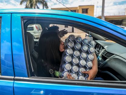 Una mujer besa un paquete de cervezas, en el Estado mexicano de Sonora.