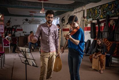 Fahad impartiendo clase de música a niños y niñas retornadas en la escuela que junto a Gani Mirzo instalaron en la ciudad de Xana Sore al pie de las montañas de Sinjar.