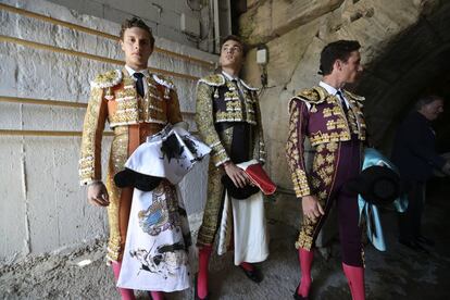 Desde la izquierda, los toreros Adrien Salenc, Andy Younes y Tibo García, en el anfiteatro de Arlés.