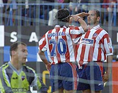 Hugo Leal y Salva celebran con el saludo militar el primer gol del Atlético.
