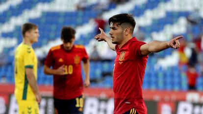 Brahim Díaz celebra un gol con la camiseta de España ante Lituania, en un encuentro que jugó la sub-21 en sustitución de la absoluta por el confinamiento de esta durante la pandemia.