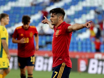Brahim Díaz celebra un gol con la camiseta de España ante Lituania, en un encuentro que jugó la sub-21 en sustitución de la absoluta por el confinamiento de esta durante la pandemia.