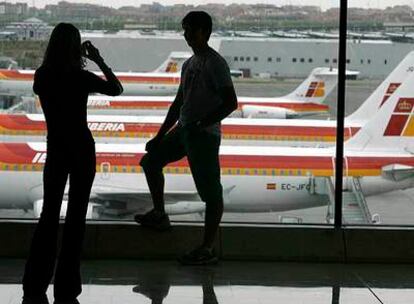 Iberia, en la imagen varios de sus aviones estacionados en Barajas, ha recibido varias ofertas de compra.