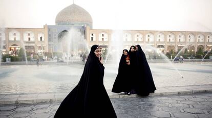 Mujeres iran&iacute;es ante la mezquita Masjed- e Sheikh Lotfollah, de Isfah&aacute;n.&nbsp;