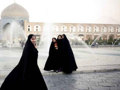 Mujeres iran&iacute;es ante la mezquita Masjed- e Sheikh Lotfollah, de Isfah&aacute;n.&nbsp;