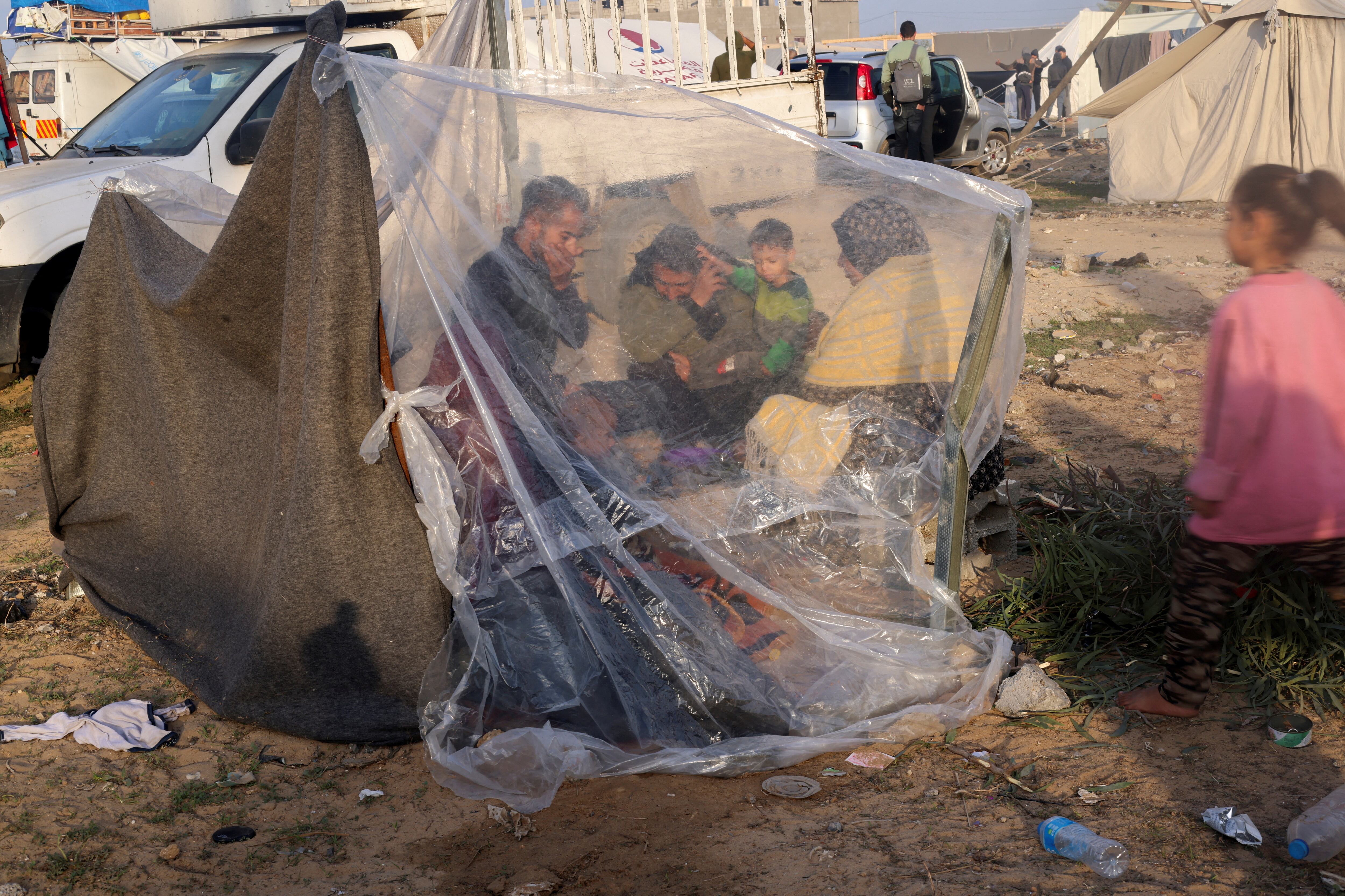 Palestinos desplazados permanecen en un campamento improvisado en Rafah, este martes. 