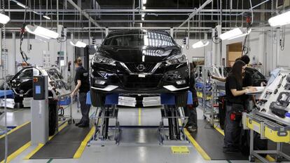 Montaje de un modelo de Nissan en la planta de Renault en Flins, cerca de París.