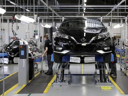 Montaje de un modelo de Nissan en la planta de Renault en Flins, cerca de París.