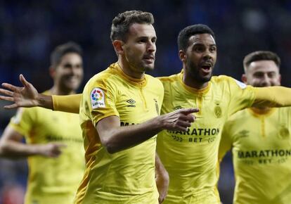 Stuani celebra uno de sus dos goles en Cornellà ante el Espanyol.