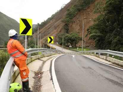 Un operario observa los efectos de un derrumbe en la vía entre Bogotá y Villavicencio, la semana pasada.