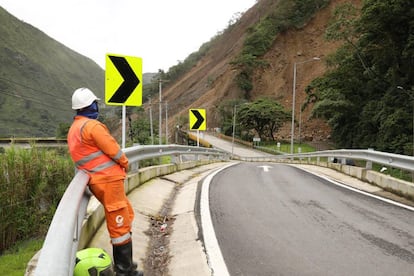 Un operario observa los efectos de un derrumbe en la vía entre Bogotá y Villavicencio, la semana pasada.