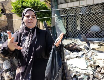 Mariam Ghuel explica cómo sonó el bombardeo junto al edificio atacado, este jueves en Beirut.