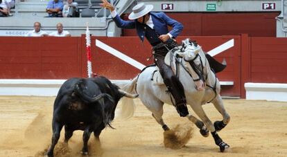 El rejoneador Sergio Galán en su primer toro de la corrida de este viernes en Vitoria. 