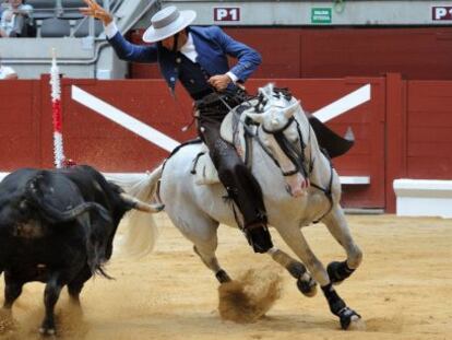 El rejoneador Sergio Galán en su primer toro de la corrida de este viernes en Vitoria. 