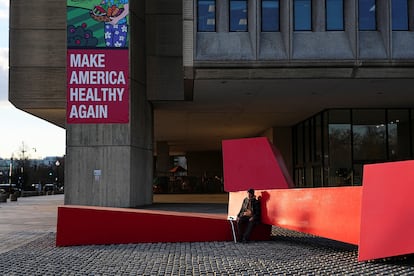 Un hombre se sienta afuera del Departamento de Salud y Servicios Humanos de EE UU