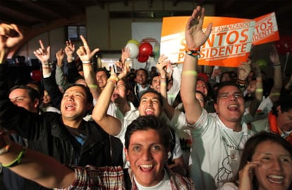 Los seguidores del candidato Juan Manuel Santos, celebran la victoria del ex ministro de Defensa en la primera vuelta de las elecciones colombianas.