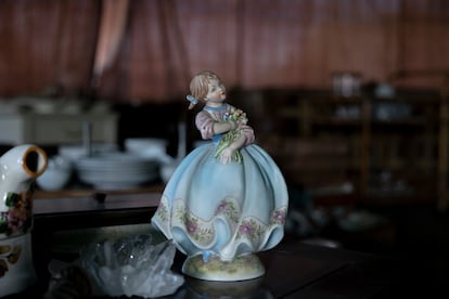 Objetos que pertenecían a migrantes, a la venta en la tienda Soluciono por ii, en Guatire.