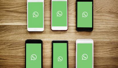 Varios móviles con WhatsApp