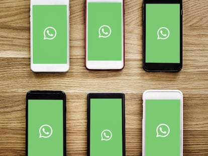 Varios móviles con WhatsApp