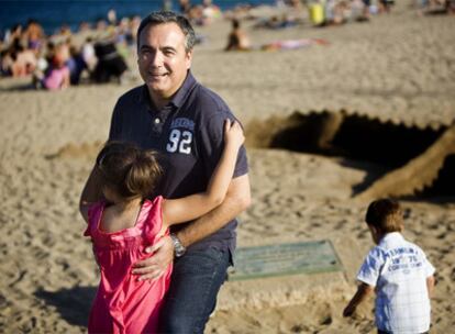 Manel, con sus dos hijos la semana pasada en una playa de Barcelona.