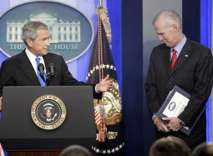 George W. Bush, en una conferencia de prensa en la Casa Blanca. A su lado, el secretario de prensa, Tony Snow.