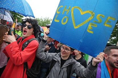 Concentración junto al Parlamento alemán para celebrar el resultado de la votación a favor del matrimonio homosexual en Alemania, el 30 de junio de 2017.