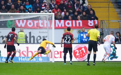 Schweinsteiger anota el gol que dio la Bundesliga al Bayern.