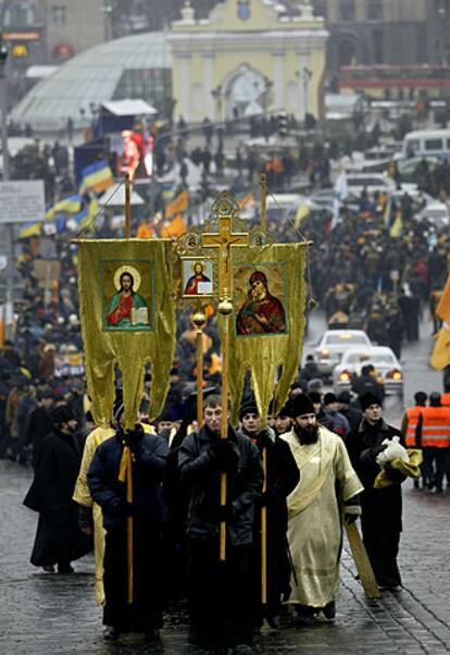Procesión de sacerdotes ortodoxos a favor de Yúshenko ayer en Kiev.